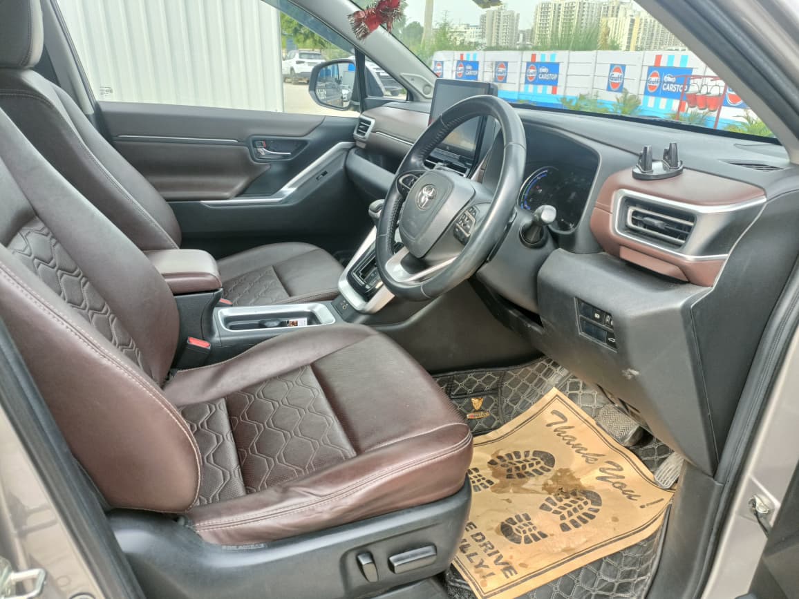 2023 Toyota Innova Hycross Hybrid ZX(7S) image 14