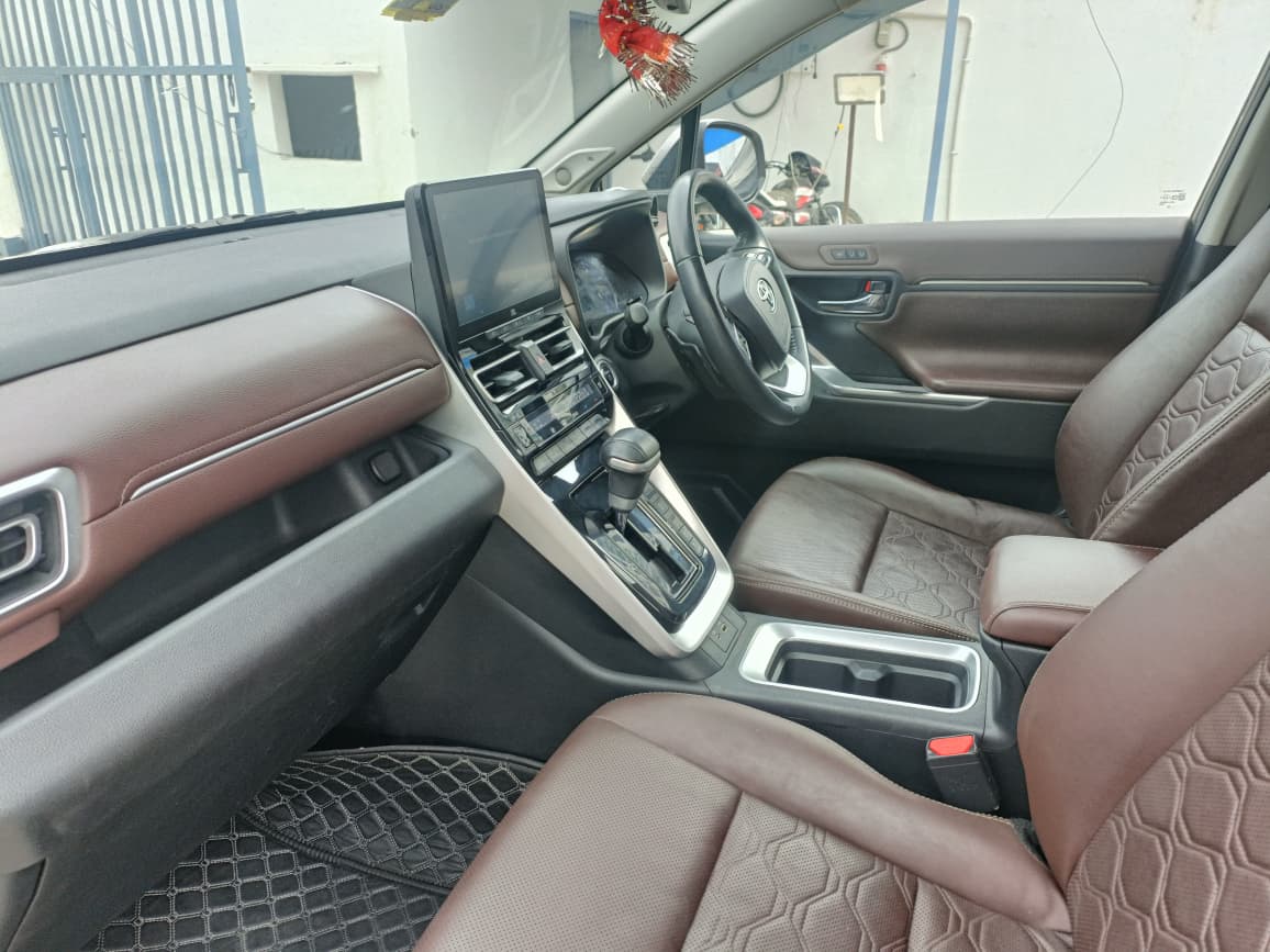 2023 Toyota Innova Hycross Hybrid ZX(7S) image 9