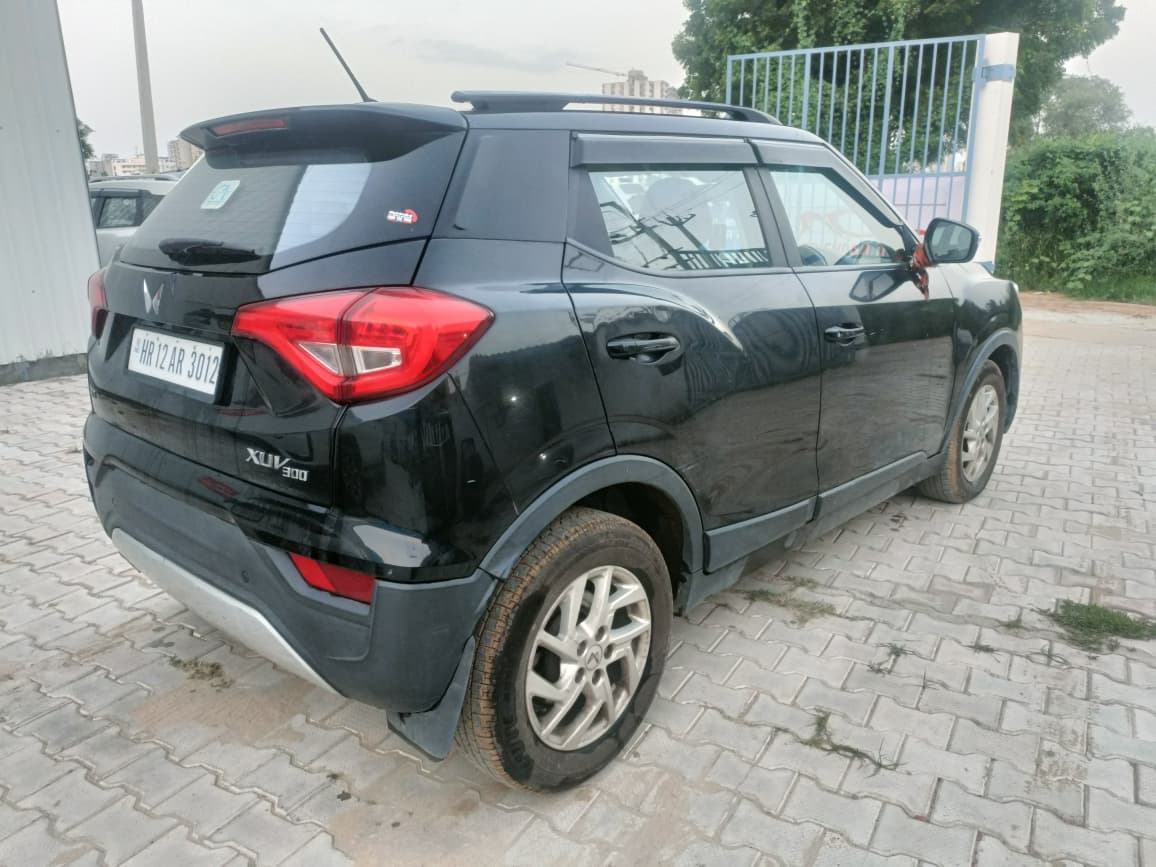 2022 Mahindra XUV3OO W8 PM BS6 MT image 7