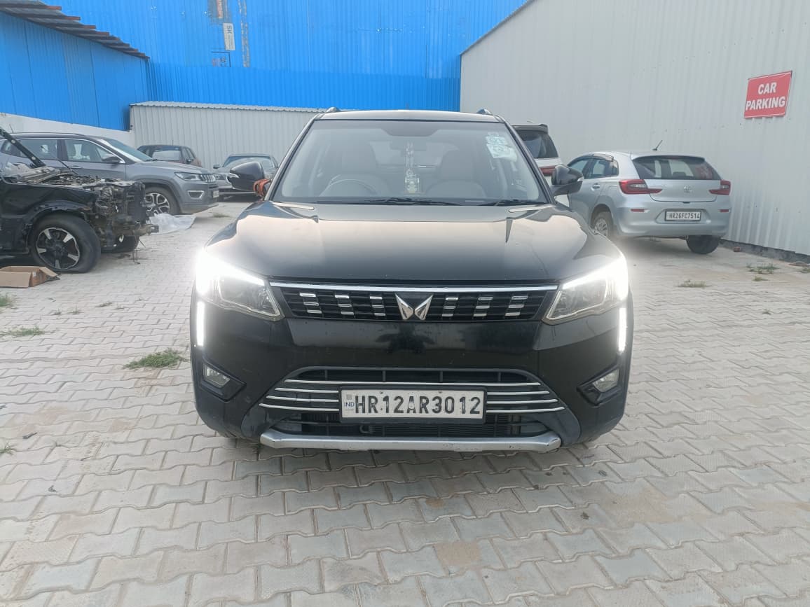 2022 Mahindra XUV3OO W8 PM BS6 MT image 2