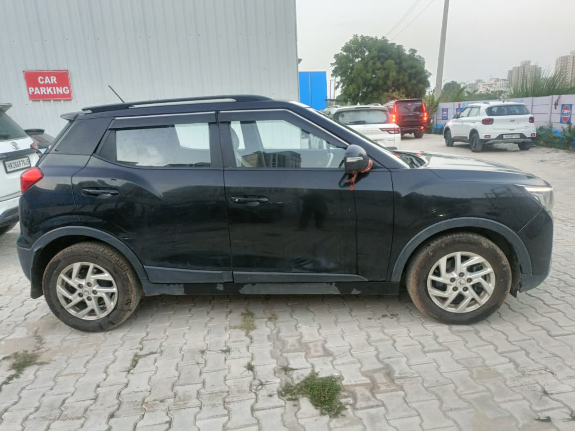 2022 Mahindra XUV3OO W8 PM BS6 MT image 5