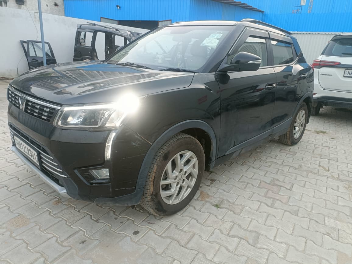 2022 Mahindra XUV3OO W8 PM BS6 MT image 3