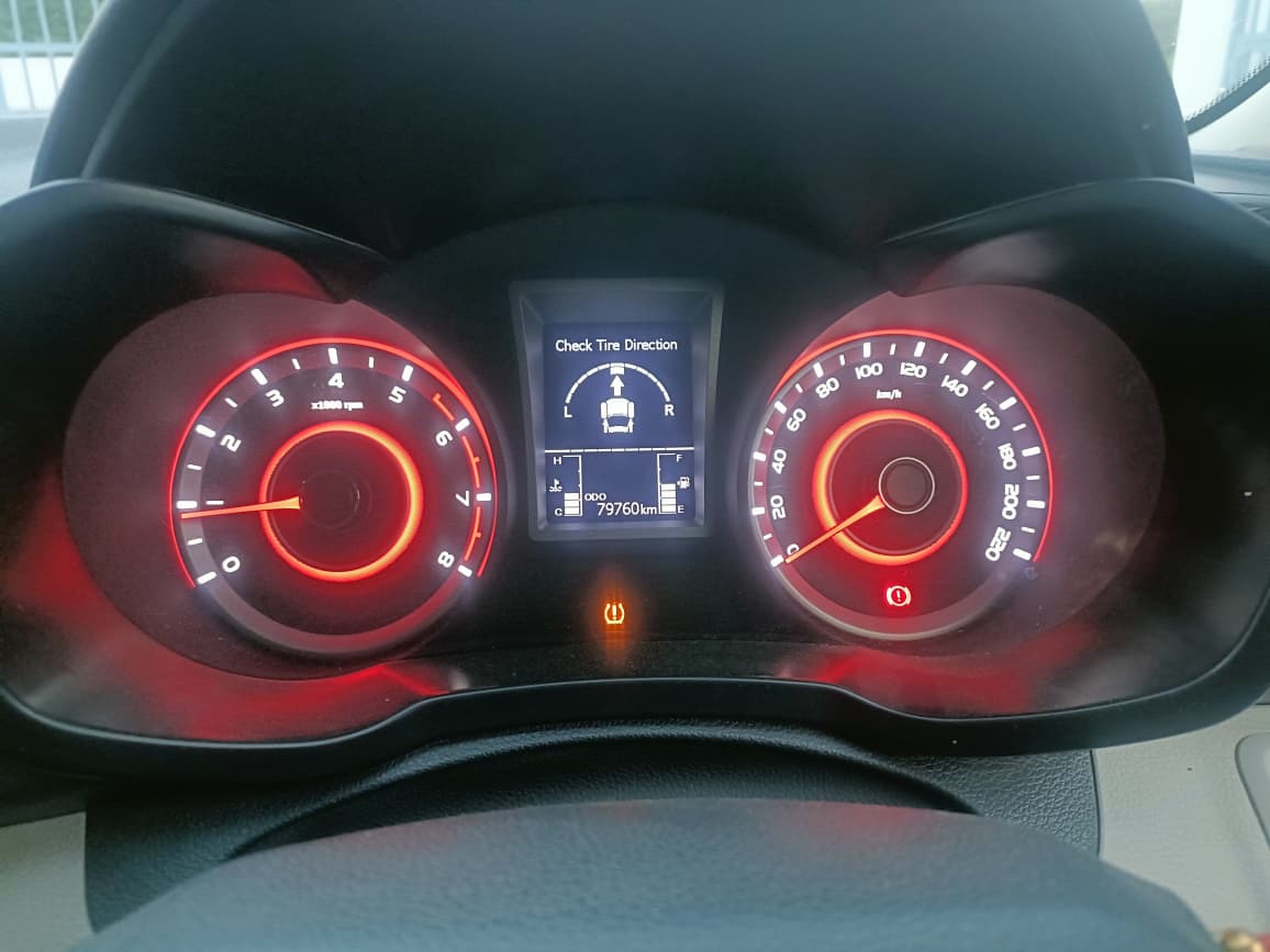 2022 Mahindra XUV3OO W8 PM BS6 MT image 11