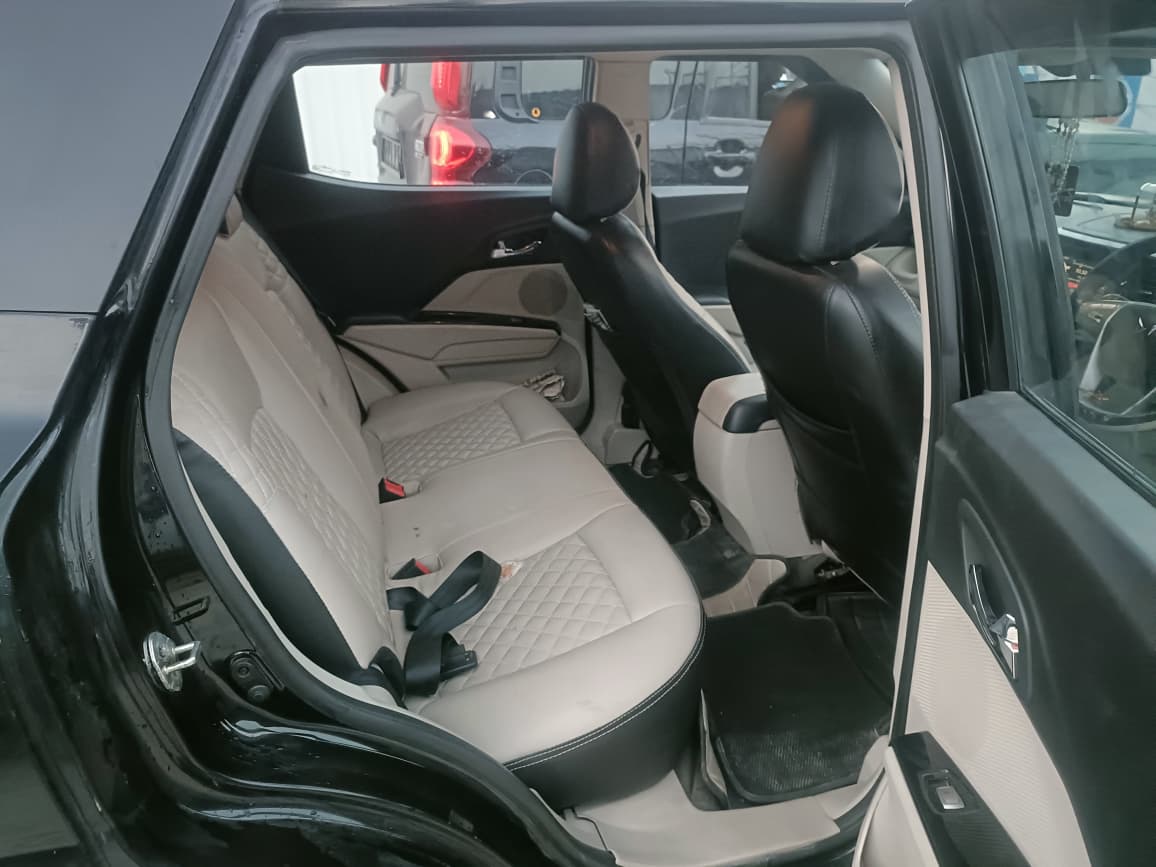 2022 Mahindra XUV3OO W8 PM BS6 MT image 10