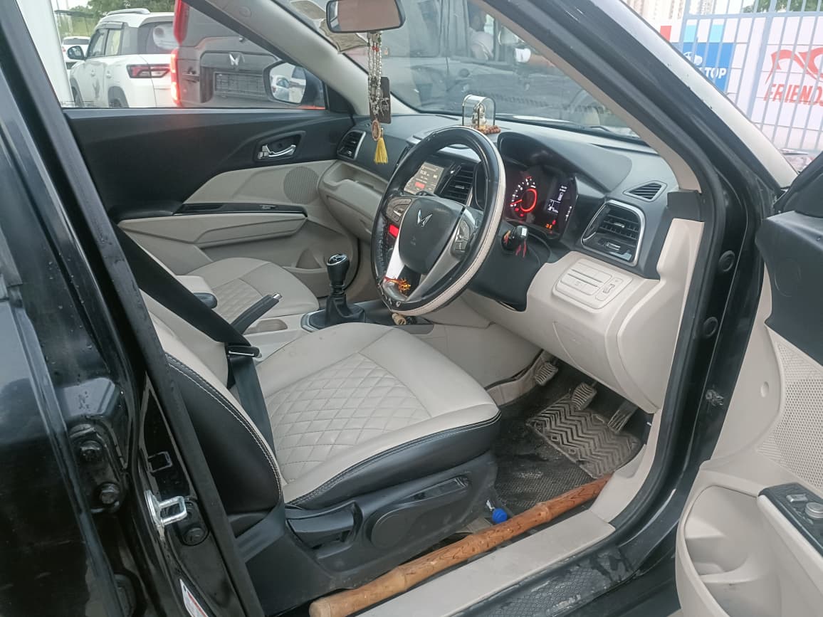 2022 Mahindra XUV3OO W8 PM BS6 MT image 9